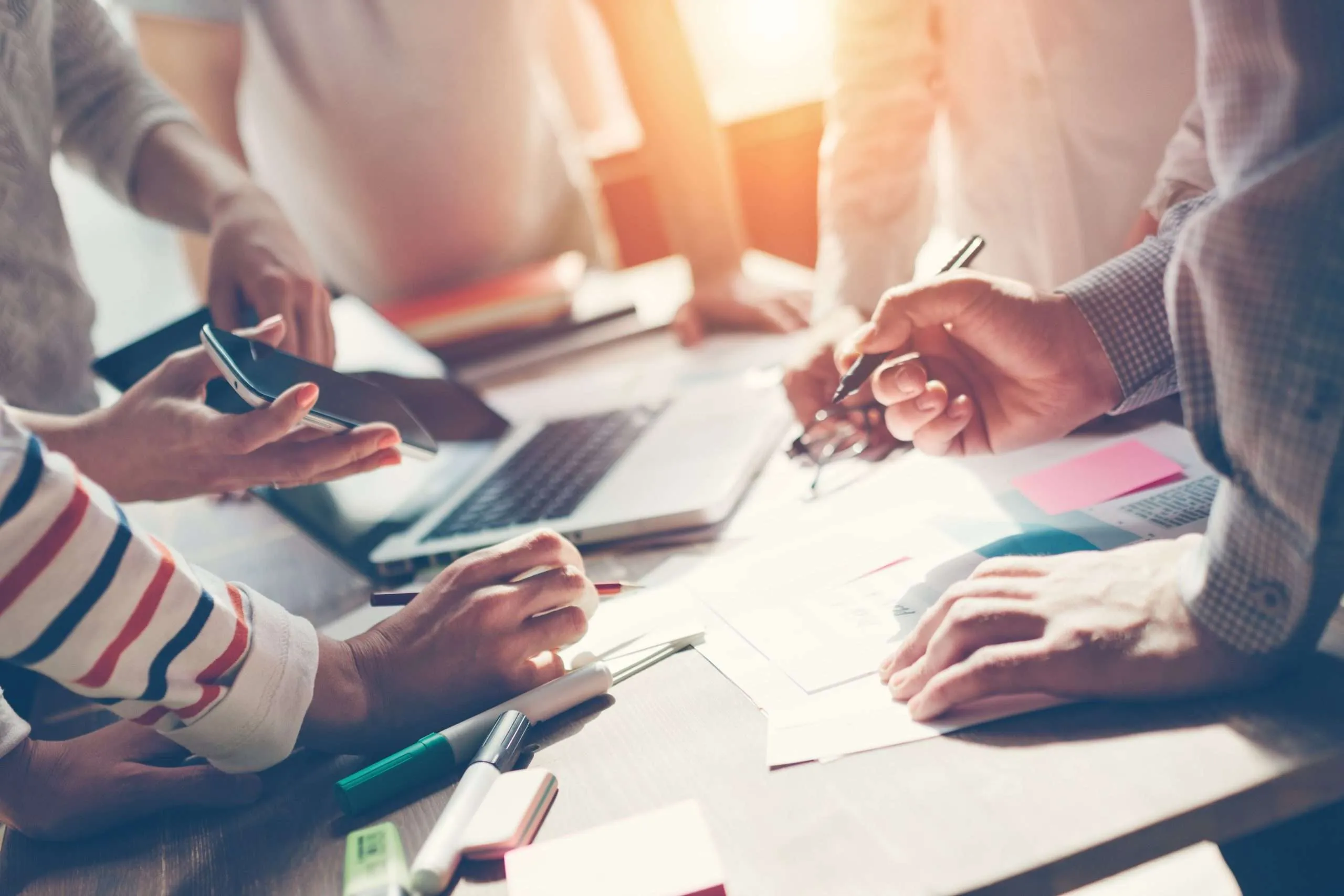 Team arbeitet gemeinsam an Marketing-Strategien