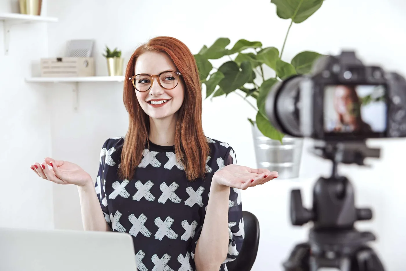 VideoFeedback Studio: Person nimmt sich vor einer Kamera auf
